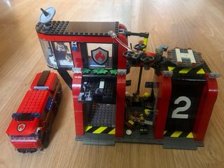 Estación de bomberos LEGO con camión