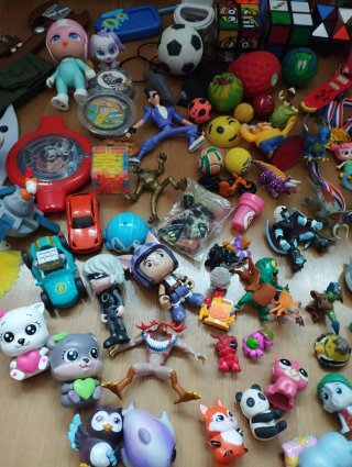 Lote 3'5 kilos de muñecos y juguetes variados