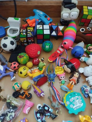 Lote 3'5 kilos de muñecos y juguetes variados