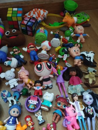 Lote 3'5 kilos de muñecos y juguetes variados