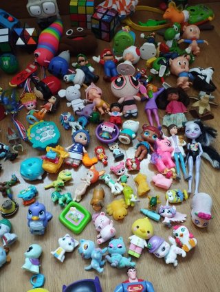Lote 3'5 kilos de muñecos y juguetes variados