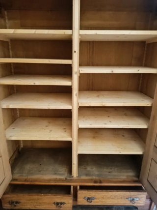 Armario de pino dos puertas