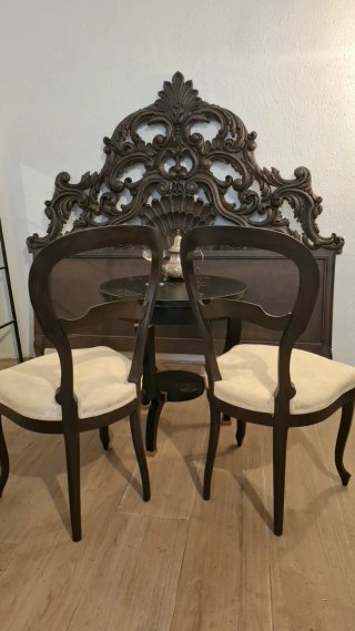 Pareja de sillas antiguas restauradas con mesa