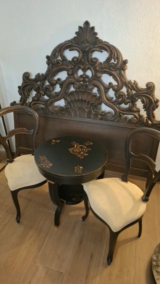 Pareja de sillas antiguas restauradas con mesa