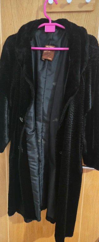 Abrigo negro elegante comprado en peletería.
