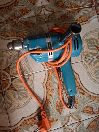 Taladro eléctrico azul con cable naranja