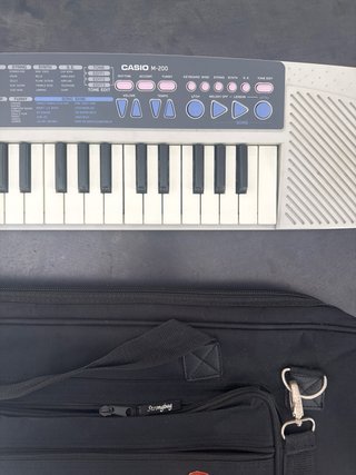 Teclado Casio M-200 con funda