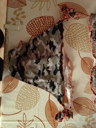 Costume militare con fiori arancioni