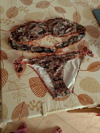 Costume militare con fiori arancioni