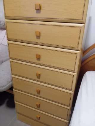 Cómoda de madera beige