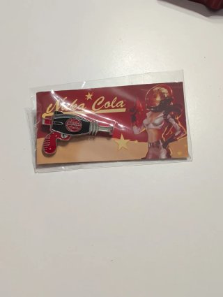 Pin Nuka Cola Pistola.