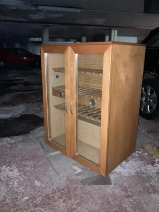 Vinoteca de madera en buen estado