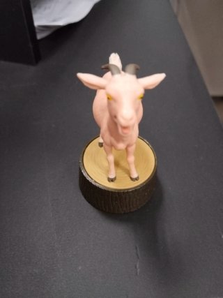 Muñeco de cabra rosa