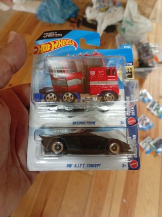 Hot Wheels Transformers Optimus Prime y X.I.T.T.