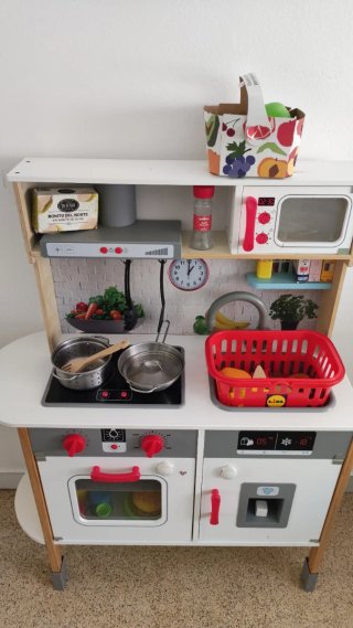 Cocinita de juguete impecable. Con complementos.