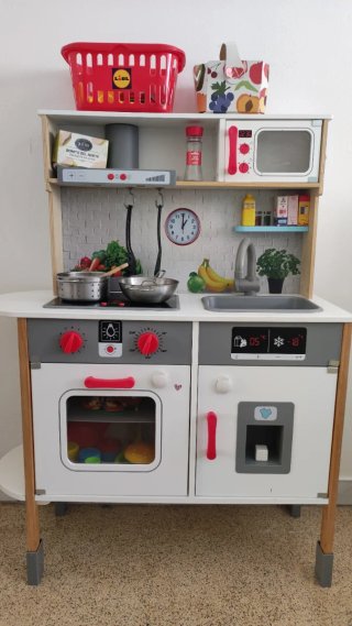 Cocinita de juguete impecable. Con complementos.