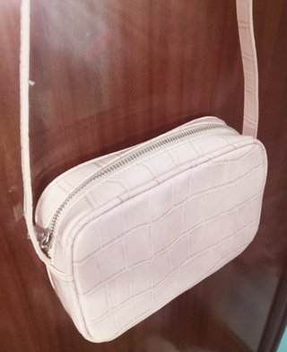 Bolso bandolera rosa efecto piel cocodrilo