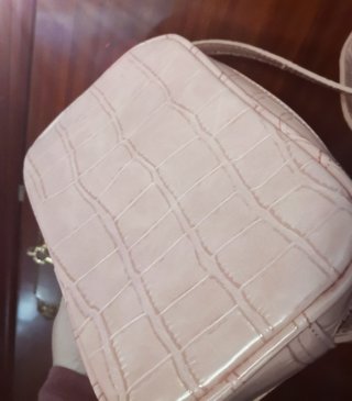 Bolso bandolera rosa efecto piel cocodrilo