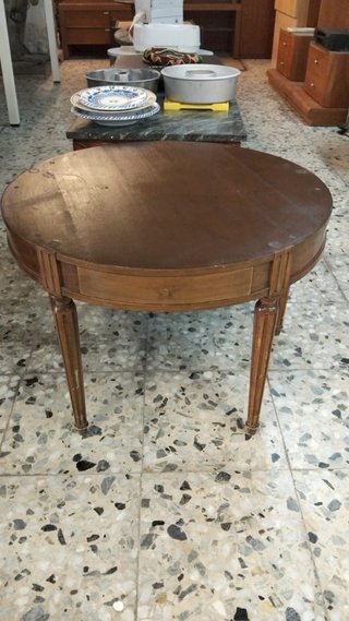 Mesa redonda de madera con cajón