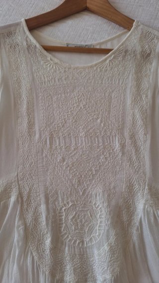 Blusa Mango sin mangas bordada