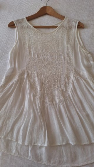 Blusa Mango sin mangas bordada
