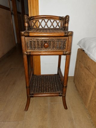Mesa auxiliar de mimbre y madera