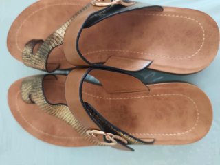 Sandalias planas doradas y marrones