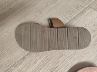 Sandalias planas doradas y marrones