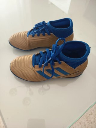 Zapatillas fútbol niño Adidas doradas