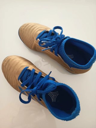 Zapatillas fútbol niño Adidas doradas