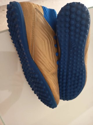 Zapatillas fútbol niño Adidas doradas