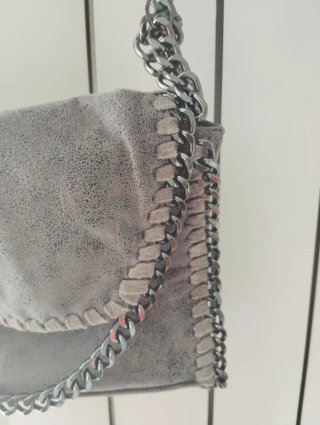 Bolso piel gris con cadena