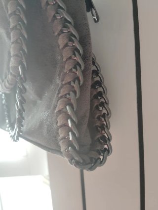 Bolso piel gris con cadena