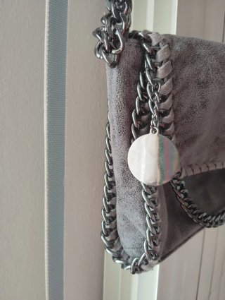Bolso piel gris con cadena