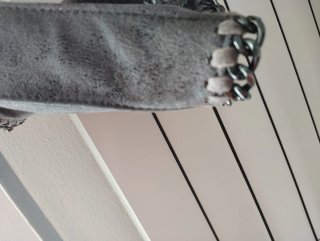 Bolso piel gris con cadena