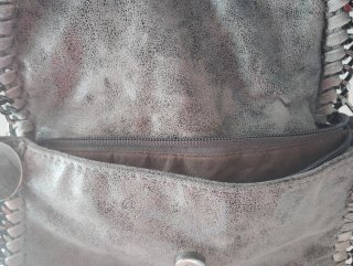 Bolso piel gris con cadena