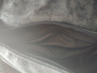 Bolso piel gris con cadena