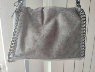 Bolso piel gris con cadena