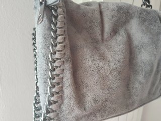Bolso piel gris con cadena