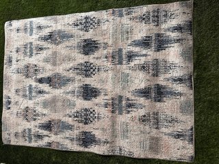 Alfombra estampada beige, azul y gris