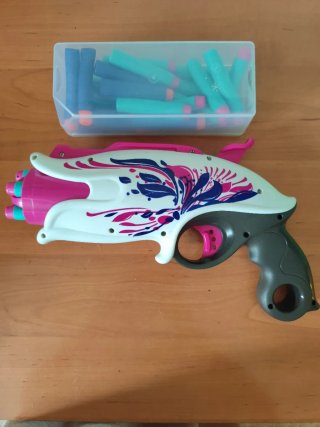 Pistola Nerf con dardos