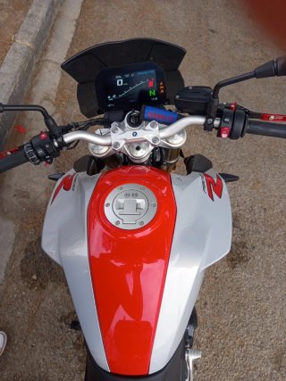 BMW F 900 R Naked Roja y Blanca