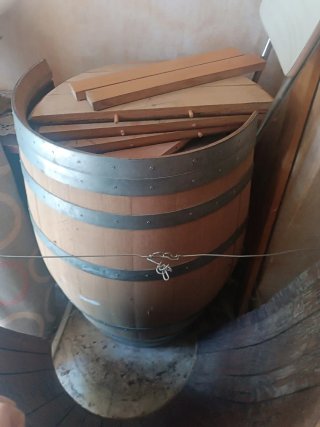 Media barrica de madera y metal