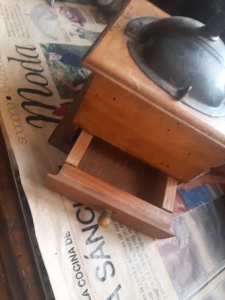 Antiguo molinillo de café de madera