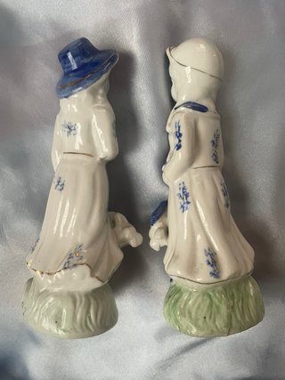 Figurillas de porcelana con perro y conejo