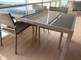 Mesa y sillas terraza