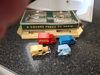4 Coches Reparto Danone Metálicos