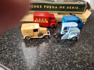 4 Coches Reparto Danone Metálicos