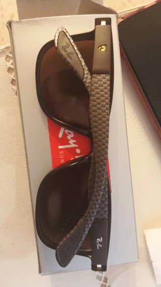 Gafas de sol Ray-Ban negras y marrones