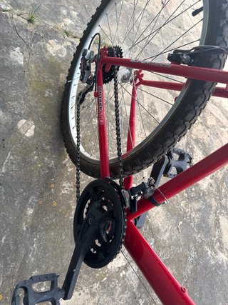 Bicicleta de montaña roja